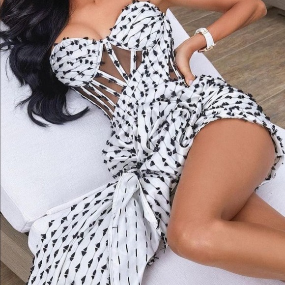 Gorgeous dress wore it once stunning dress size medium I tailer to size small - Picture 2 of 4